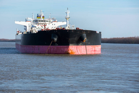 密西西比河沿岸的大型原油油轮
