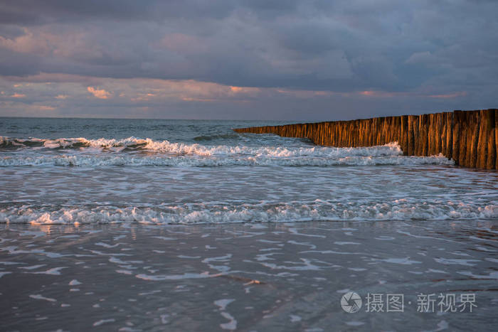 对桩基在荷兰北海 Cadzand 海滩的日落