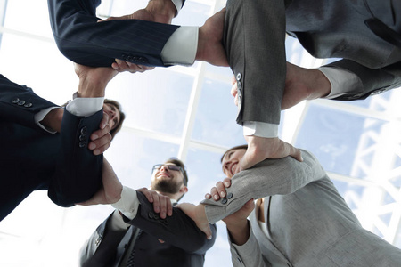 业务团队正在互相握手照片