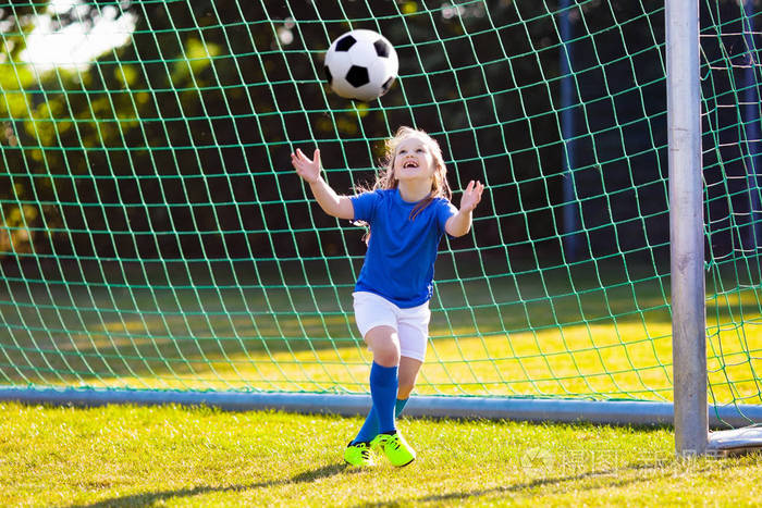 小女孩踢球.在新泽西队和夹板上跑孩子学校橄榄球俱乐部.