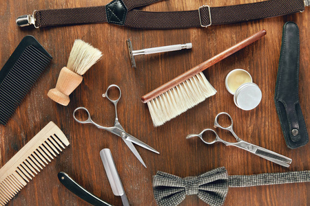 在木桌上的理发师设备和工具.在理发店的办公桌上关闭美发用品.
