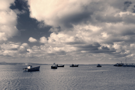 传统的捕鱼船在港口与海洋和云我