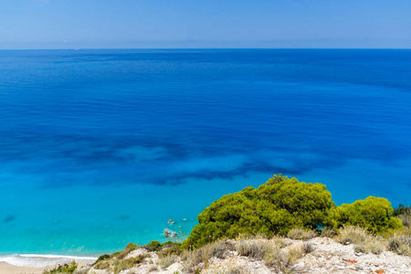 Kokkinos Vrachos 海滩与蓝色水域，莱夫卡达，希腊的惊人全景视图