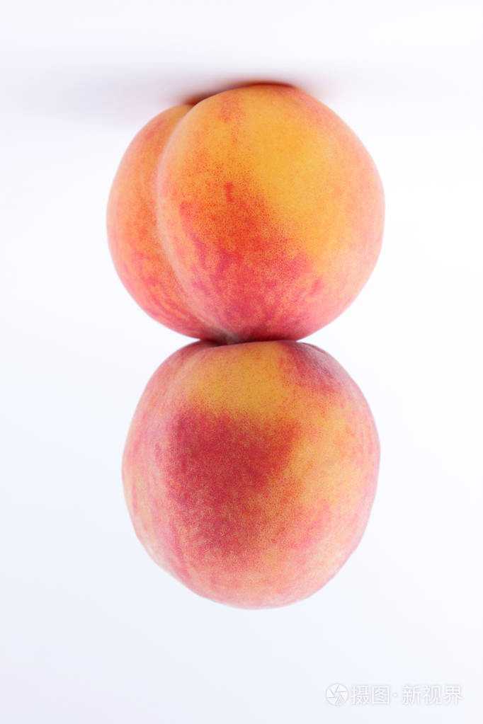 桃白色背景, 两个桃子分离, 橙油桃特写, 空白的设计师, 素食早餐
