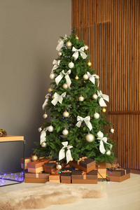 美丽的圣诞树和礼品盒室内