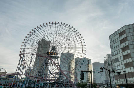 摩天轮和横滨市商业大厦图片
