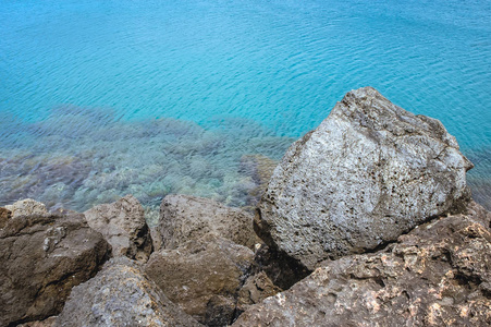 希腊克里特岛 Kissamos 镇地中海海滩上的防波堤岩石