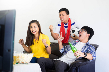 友谊, 体育和娱乐概念快乐的男性朋友欢呼和看电视一起在家里支持世界杯足球队获胜