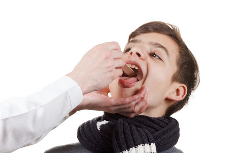 小男孩体检咽和扁桃体图片