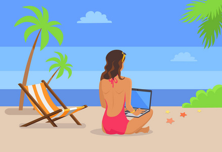 女孩自由职业者在热带海滩的笔记本电脑工作