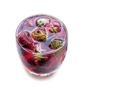 冰莓中冰冻的浆果 覆盆子黑莓红黑醋栗 的鸡尾酒。夏日清凉饮品。选择性对焦。复制空间
