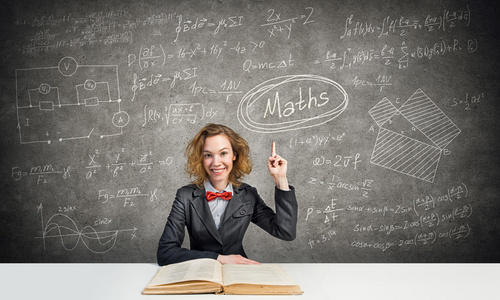 女人在教育黑板照片