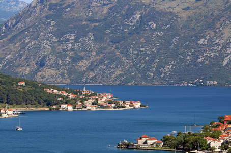 Kotor 湾黑山景观的海和山