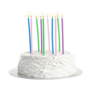 白色背景蜡烛生日蛋糕