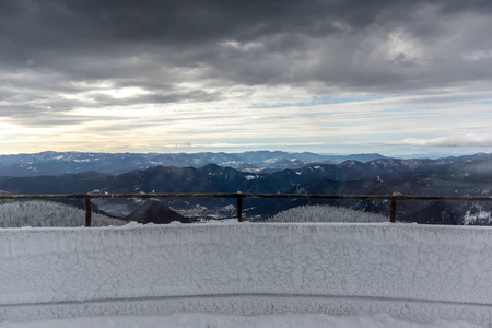 保加利亚斯莫梁 Snezhanka 塔 Pamporovo 度假村附近 Rhodope 山的壮观冬季景观