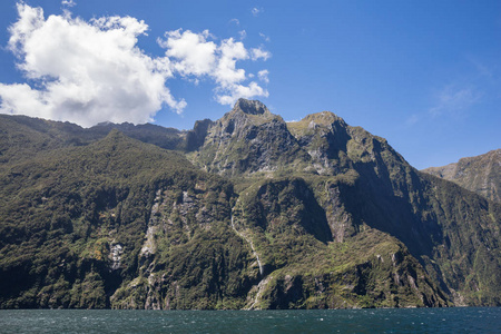从游船上观看的山和瀑布米尔福米的声音, 新西兰