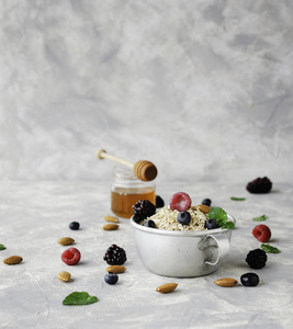 健康早餐麦片，蓝莓，覆盆子的浆果选择性焦点