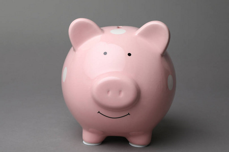 灰色背景可爱的粉红色小猪银行