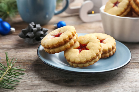 传统圣诞 Linzer 饼干, 盘子里有甜果酱