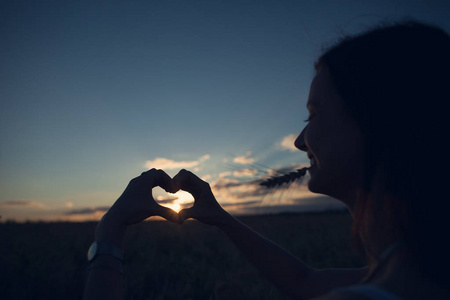 双手心女孩做双手心符号照片