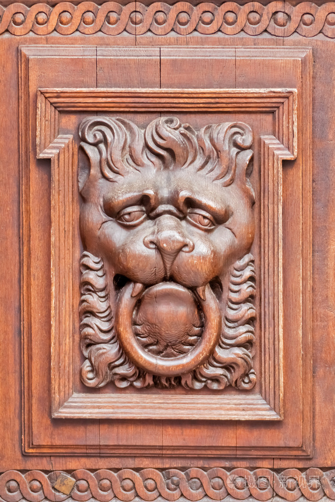 木制浅浮雕的狮子