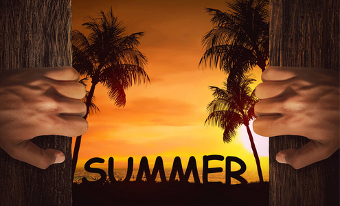 在日落时, 双手打开海滩景观背景的门.暑期理念照片