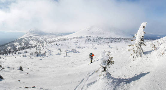 滑雪登山上雪山景观。冬季徒步旅行概念