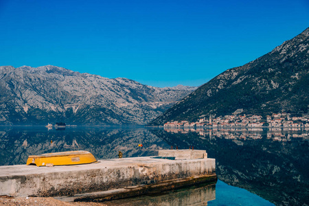 旧镇的 Perast 上的科托尔湾 黑山海岸。Th