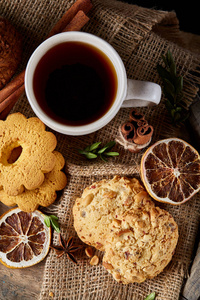 传统的圣诞茶概念与一杯热茶, 饼干和装饰品在木质背景下, 选择性聚焦
