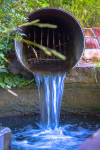 雨水流出水照片