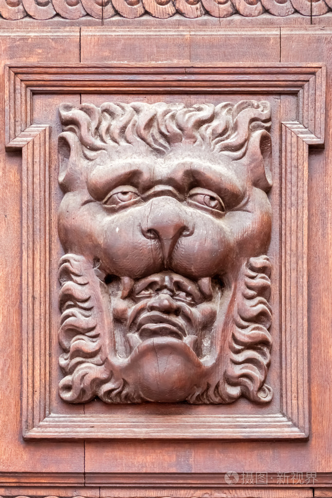 木制浅浮雕的狮子