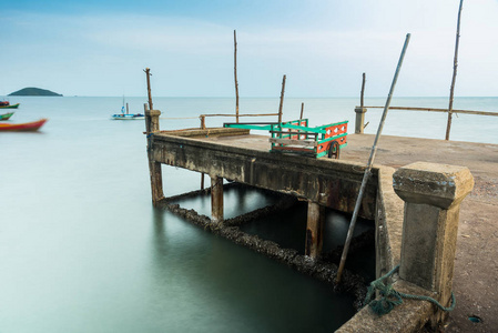 泰国 Chanthaburi 日落时朝劳卡巴那港的长时间暴露海景观