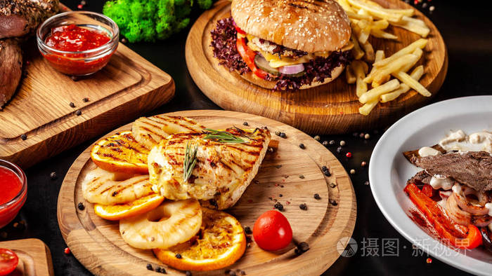 美国快餐汉堡炸薯条肉和鸡肉牛排背景图像一套几道菜复制空间