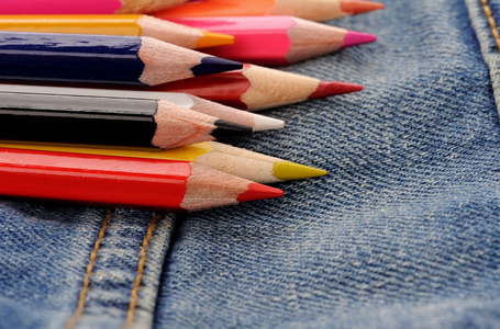 彩色铅笔在蓝色牛仔裤的口袋里一套
