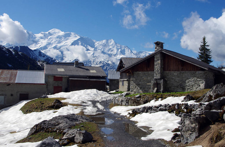 夏天的阿尔卑斯山在 Francemont 与一个山区避难所村庄