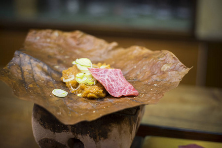 飞弹味酱牛肉烧烤 Oba 叶。传统 Hidajapanese 餐饮风格