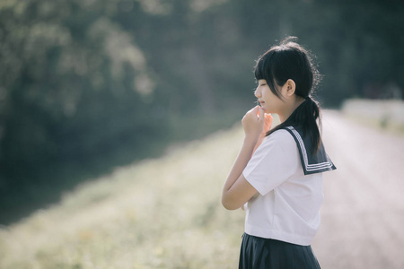 亚洲日本学校女孩服装的肖像看公园户外电影复古风格