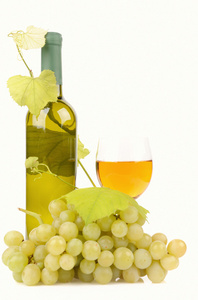 孤立葡萄酒瓶用玻璃和绿葡萄