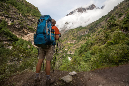 在较低的喜马拉雅山的徒步旅行