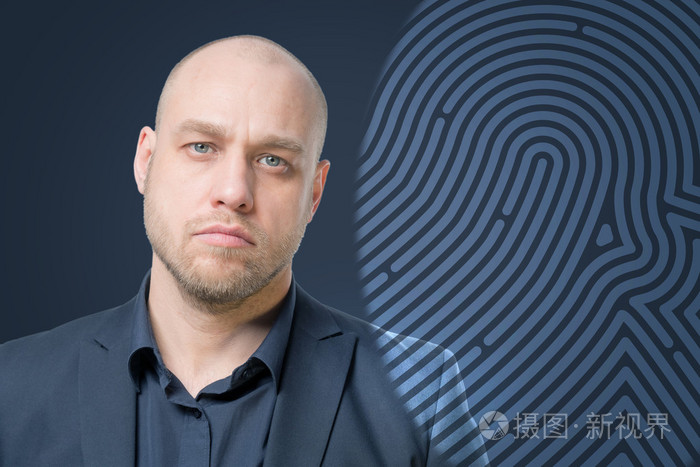 秃头男子在灰色的西装