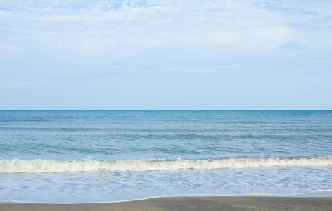 热带海滩和波浪在泰国