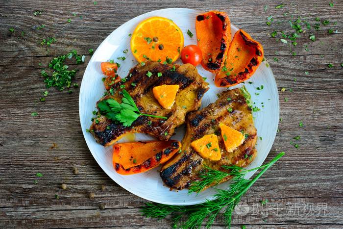 牛排配烤的番茄蔬菜和蔬菜