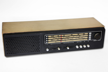 孤立的旧收音机