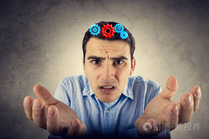 未定的年轻学生人孤立在灰色的背景怀疑的面部表情