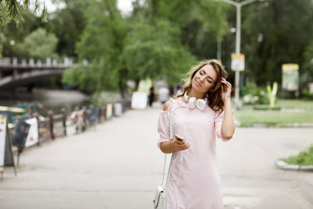 年轻女子听音乐头戴式耳机