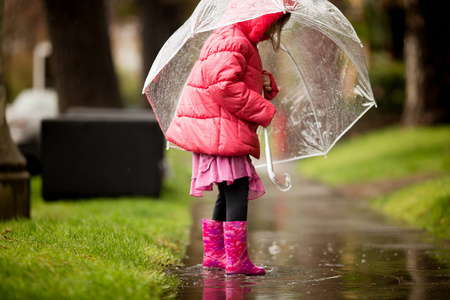 一个年轻的女孩打了他们极需要加州雨