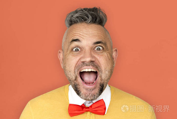 成年男子用张开的嘴巴