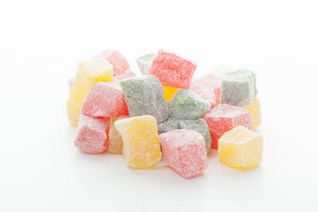 白色背景的美味土耳其糖果照片