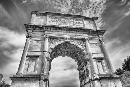 提图斯标志性拱在罗马论坛，罗马