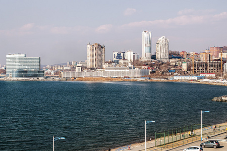 海和海岸线与城市建筑在符拉迪沃斯托克 海参崴